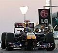 Der schnelle Red Bull in der Abendsonne der arabischen Wüste, wo auf dem Yas Marina Circuit in die Dunkelheit gefahren wird. Foto: L. Gorys/Auto-Reporter.NET 